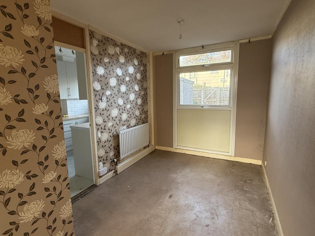 Lot: 61 - HOUSE IN NEED OF IMPROVEMENT - Dining Room in House in Need of Improvement